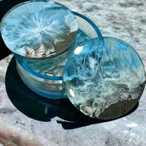 Sous-verre en résine de qualité supérieure conçu avec une finition artisanale artistique offrant une protection de table et un attrait élégant pour le salon - Product Image 3