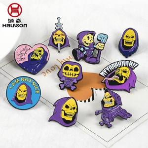 Nuovi Design Spilla Smaltata con Motivo Scheletro della Morte in Mantello Viola per Halloween - Product Image 1