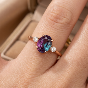 Bague de mariage en alexandrite à changement de couleur, bague en argent sterling avec halo d'alexandrite, bague de fiançailles, pierre de naissance de juin, bague de promesse pour elle - Product Image 1
