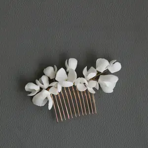 Ingrosso delicato fiore di ceramica bianco fatto a mano spilla per capelli da sposa copricapo da sposa pettine per capelli da donna