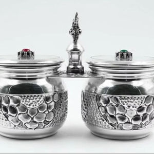 Ensemble de pots à condiments doubles en argent orné vintage avec plateau décoratif en métal, élégants récipients de service pour épices et sauces - Product Image 1