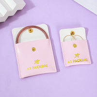 Emballage de bijoux rose Becan avec boutons dorés, pochettes à tirette et inserts lumineux pour présentation (Schmuck Verpackung)