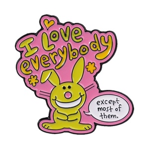 Spilla in smalto con coniglietto giallo simpatico e citazioni sarcastiche, con la scritta 'I Love Everybody Except Most Of Them', distintivo da borsa e da risvolto, gioiello regalo - Product Image 1