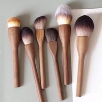 Set de Brochas de Maquillaje de Fibra con Mango de Madera - Serie Nogal para Polvo Suelto/Honey Powder, Brochas para Base, Colorete y Contorno sin Costuras