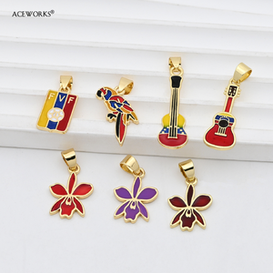 Galerie du patrimoine du Venezuela |   Pendentif en laiton plaqué or 18 carats avec émail, symboles nationaux du Venezuela : carte, drapeau et breloques Simon Bolivar - Product Image 3