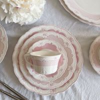 Ensemble de tasses et d'assiettes en céramique à motifs floraux roses de style baroque européen avec un design en dentelle en relief, ensemble d'assiettes à dîner vintage pour mariage