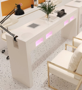 Mesa de manicura moderna color crema con luz LED y marco de metal dorado para salón de uñas - Product Image 2