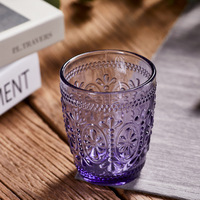 Gobelet en verre à eau en relief vintage avec gravure couleur rétro