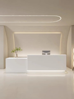 Comptoir de réception moderne et personnalisable en MDF crème de haute qualité pour salon de beauté et boutique