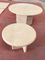 Table basse ronde moderne en travertin beige, table d'appoint en pierre naturelle avec base croisée pour la décoration du salon