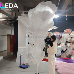 Instalación artística de flores gigantes de organza blanca de seda, hechas a mano y personalizadas por LEDA Luxury, para telón de fondo de bodas, eventos y fiestas. - Product Image 6
