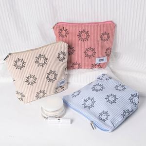 Trousse de toilette personnalisée Trousse de maquillage en velours côtelé Teddy avec logo - Product Image 1