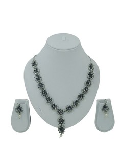 DIVYORO Ensemble de collier classique en argent oxydé de qualité supérieure avec pendentif floral et perle, bijoux de mariage avec boucles d'oreilles - Product Image 1
