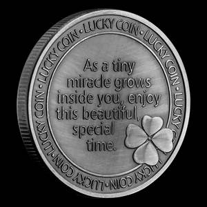 Zwangere Moeder Houdt Van Token Geplateerde Munt Klavertje Vier Ontwerp Herdenking Souvenir Cadeau Zegen Lucky Baby Shower Display - Product Image 3