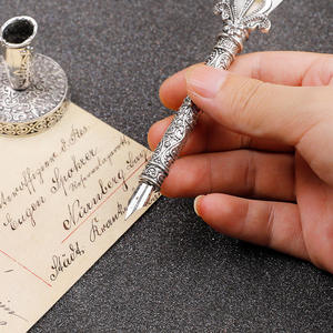 Ensemble de stylos à plume en plumes d'oie de couleur unie avec base gravée et pointes en acier inoxydable - Cadeau créatif pour mariage, remise de diplôme - Product Image 4