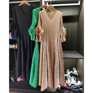 Vestido de mujer de alta gama vintage con cuello en V, mangas acampanadas con flores tridimensionales, <span class=keywords><strong>falda</strong></span> plisada con cordones y control de cintura, elegante para primavera. - Product Image 2