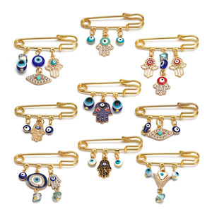 Banhado A ouro Palma Sinal de Sorte <span class=keywords><strong>Evil</strong></span> <span class=keywords><strong>Eye</strong></span> Broche Pin Olho Azul Mão Pingente de Metal Colar De Jóias Para As Mulheres E Homens o melhor Presente - Product Image 1