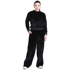 Conjunto Deportivo de Terciopelo Personalizado para Mujer |   Conjunto Deportivo Premium de Sudadera con Capucha y Pantalones Jogger |   Fabricante de Ropa Deportiva OEM ODM - Product Image 1