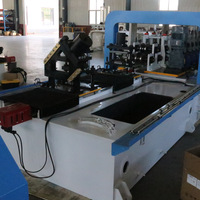 Machine à profilés en acier léger motorisée avec réglage de largeur pour dimensions de montants et rails locaux en une seule opération