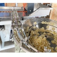 Machine d'emballage automatique haute vitesse pour préservatifs individuels avec gaufrage et collage d'emballages en papier de qualité alimentaire