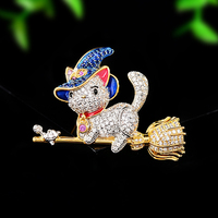 Broche en cuivre et zircon, entièrement sertie de diamants, motif chaton magique, style dessin animé, avec finition émail goutte d'huile, chapeau de sorcier et balai, vente en gros