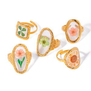 Bague en acier inoxydable doré avec fleur préservée, bijou pour femme, cadeau pour elle, pièce maîtresse tendance - Product Image 5