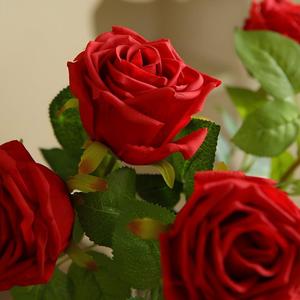 ดอกกุหลาบแดงปลอมคุณภาพสูงแบบก้านเดี่ยว สัมผัสนุ่มเหมือนจริง สำหรับตกแต่งบ้านและจัดดอกไม้ - Product Image 2