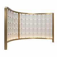 Divisor de Habitaciones con Paneles de Vidrio Curvo, Marco Dorado, Textura de Hielo, Iluminación LED en la Base, Personalizado para Vestíbulo de Hotel