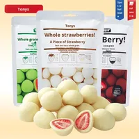 Chinese snoepjes, exotische snacks, zoetwaren, matcha-melkchocolade bedekte aardbeien, gevriesdroogd fruit, snoepgoed