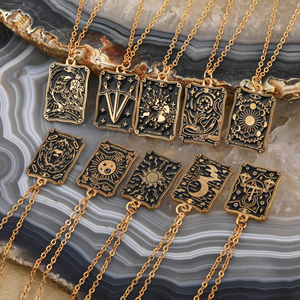 Collar con Colgante de Carta del <span class=keywords><strong>Tarot</strong></span> de Aleación Esmaltada Estilo Pintura al Óleo Atardecer Dorado sobre Fondo Negro, Personalizado a la Moda - Product Image 3
