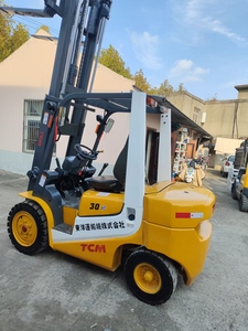 Montacargas Diésel Usado de Combustión Interna TCM FD30 de 3 Toneladas con Neumáticos Sólidos, Mástil de Dos Etapas, Longitud de Horquilla de 1070 mm y Desplazador Lateral Hidráulico - Product Image 3