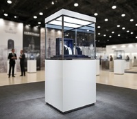 Vitrine de présentation de montres et de bijoux de luxe autoportante blanche en verre trempé avec éclairage LED, qualité muséale, pour l'aménagement de magasins de détail