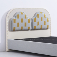 Lit d'enfant moderne en forme de nuage avec motif géométrique, cadre rembourré en tissu pour chambre, hôtel, maison, appartement
