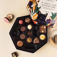 Caja de embalaje de barra de chocolate de lujo Caja de bombones y macarrones dulces con tipo de carpeta elegante en relieve para uso de sushi