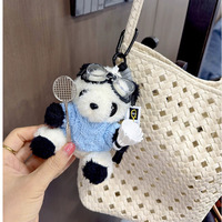 Porte-clés en peluche Panda Pilote Esthétique, Panda Géant Kawaii avec Lunettes et Pull Tricoté Bleu, Breloque de Sac Tendance pour Athlètes