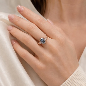 Bague Diamant Sel et Poivre Coupe Hexagonale en Argent Sterling 925 Plaqué Or Rose avec Pierre Latérale Trillion Style Art Déco pour Fiançailles - Product Image 3