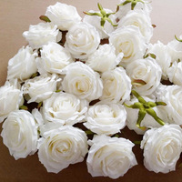Prix raisonnable, fabricant professionnel, prix de gros, têtes de fleurs artificielles en soie blanches pour la remise des diplômes et le Nouvel An