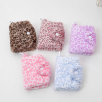 Portefeuille mini mignon en peluche imprimé léopard, style rétro, doux et moelleux, à trois volets, avec poche à monnaie zippée en fausse fourrure et fermeture à bouton-pression