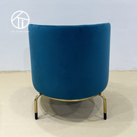 Fauteuil de salon moderne et élégant en velours rembourré avec base en acier inoxydable, idéal pour la détente