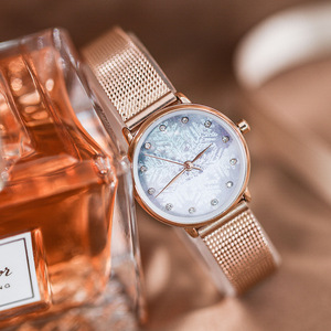 Une montre pour femmes avec un design dégradé de flocon de neige avec un style unique adapté aux étudiants et des accessoires polyvalents - Product Image 2