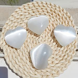 Vente en gros de cristal Hola, sélénite naturelle, petit cœur d'amour sculpté à la main, de haute qualité, tendance bohème, 4 cm, décoration d'intérieur - Product Image 2