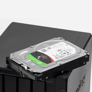 Disque dur NAS 2 To, 5900 tr/min, cache 64 Mo, SATA 6,0 Gb/s, CMR, 3,5 pouces, disque dur interne <span class=keywords><strong>ST2000VN004</strong></span> - Product Image 1