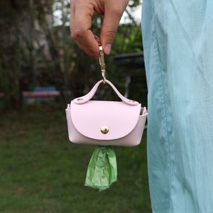 Distributeur de sacs à déjections canines portable en cuir PU tendance à suspendre au laisse pour la promenade en extérieur - Product Image 1