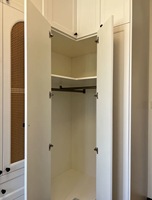 Armoire à portes cintrées de style français avec tiroirs et rangements