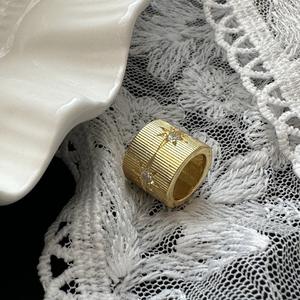 Abalorio de Plata de Ley S925 con Diseño de Estrella de Seis Puntas Estilo Antiguo, Simple y Neutral para Otoño e Invierno, Incrustaciones de 18K, Diseño de Nicho de un Solo Artículo - Product Image 1