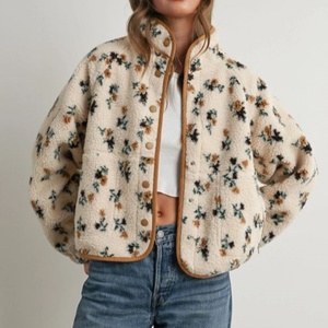 Veste polaire douillette personnalisée pour femme à manches longues, imprimé floral, avec boutons décoratifs et logo tissé sur le devant, idéale pour l'automne et l'hiver - Product Image 6