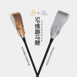 Látigo de cuero sintético en colores oro y plata con superficie de impacto suave para juegos de rol y castigo para adultos. - Product Image 2