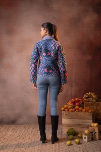 Veste courte d'hiver en tricot matelassé à motifs floraux |   Coton bleu à imprimé botanique style Kantha |   Fait main, réversible, style bohème - Product Image 2