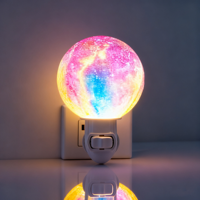 Lampe de Nuit LED 3D en Forme de Lune/Terre, Projection d'Étoiles Colorée, Moderne, en ABS, à Brancher, pour Chambre d'Enfant, CRI 95 Moyen