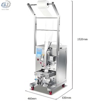 Kleine automatische machine voor het vullen, verpakken en sealen van sinaasappelsap in zakjes voor thuisgebruik.